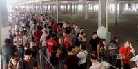 Centenas de pessoa aguardavam na bilheteria do Beira-Rio nesta manhã