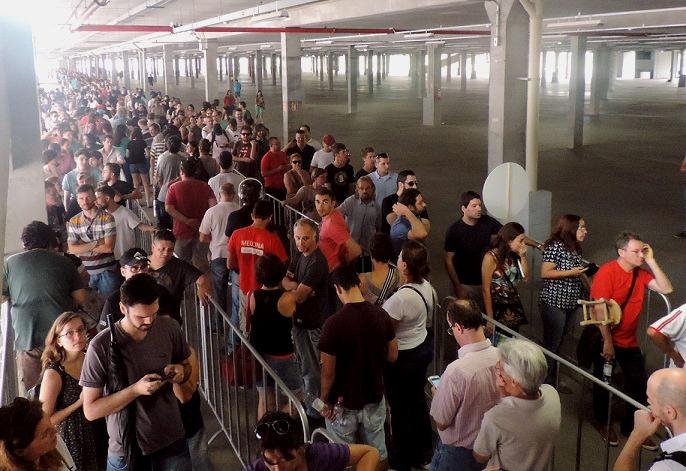 Centenas de pessoa aguardavam na bilheteria do Beira-Rio nesta manh&atilde;