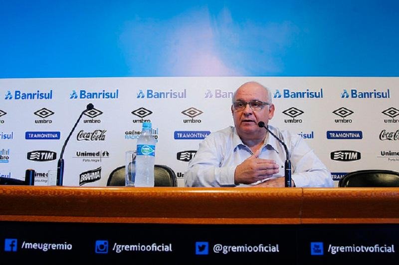 Romildo promete contrata&ccedil;&otilde;es de lateral, zagueiro, armador e atacante