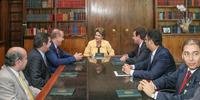 Seis prefeitos se reúnem com Dilma e entregam carta contra impeachment