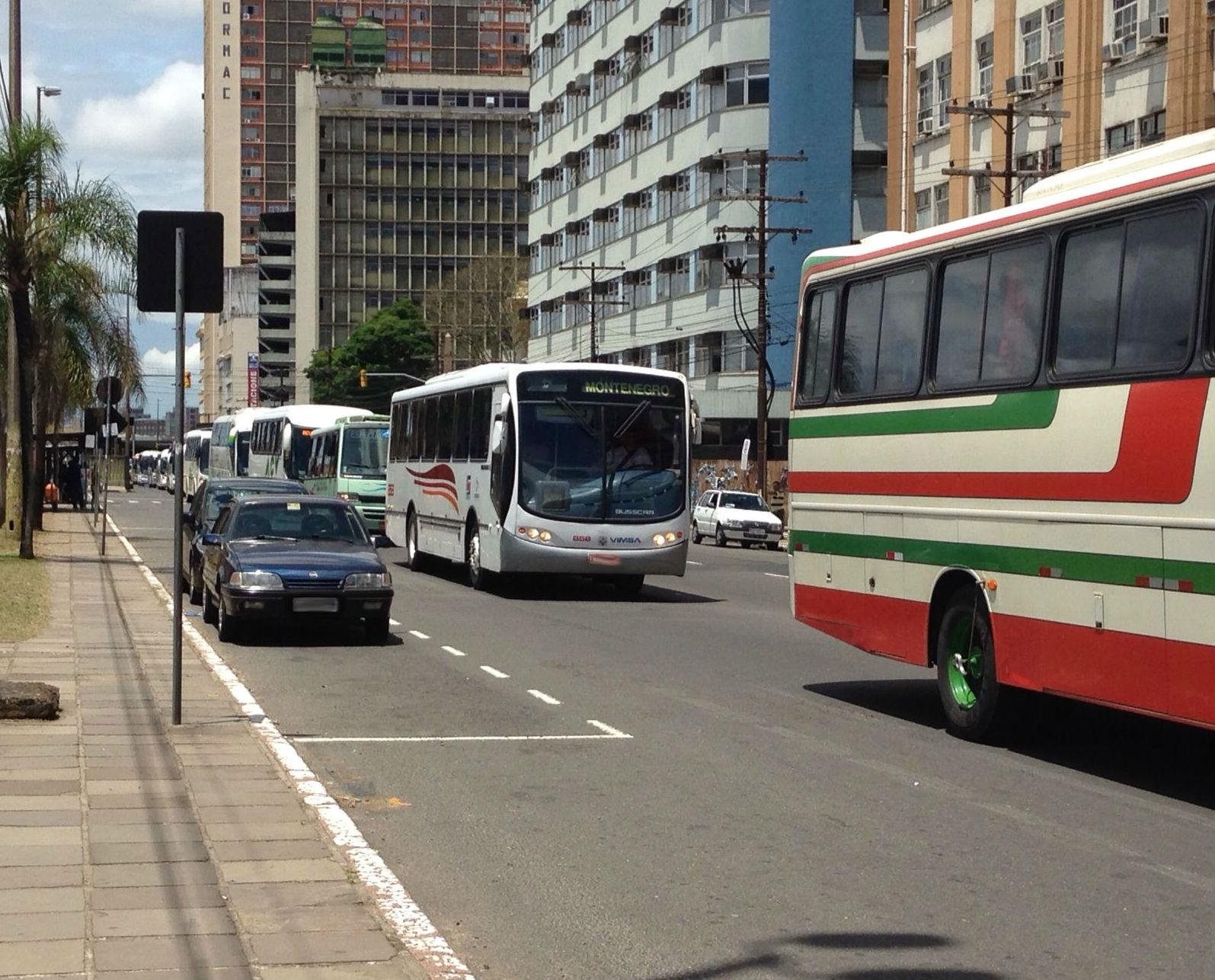 Cerca de 30 &ocirc;nibus participam de manifesta&ccedil;&atilde;o