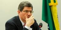 Após Fitch rebaixar nota do Brasil, Levy diz que é preciso votar ajuste fiscal 