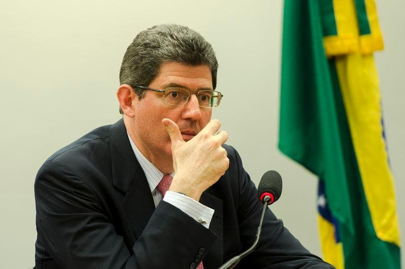 Ap&oacute;s Fitch rebaixar nota do Brasil, Levy diz que &eacute; preciso votar ajuste fiscal 