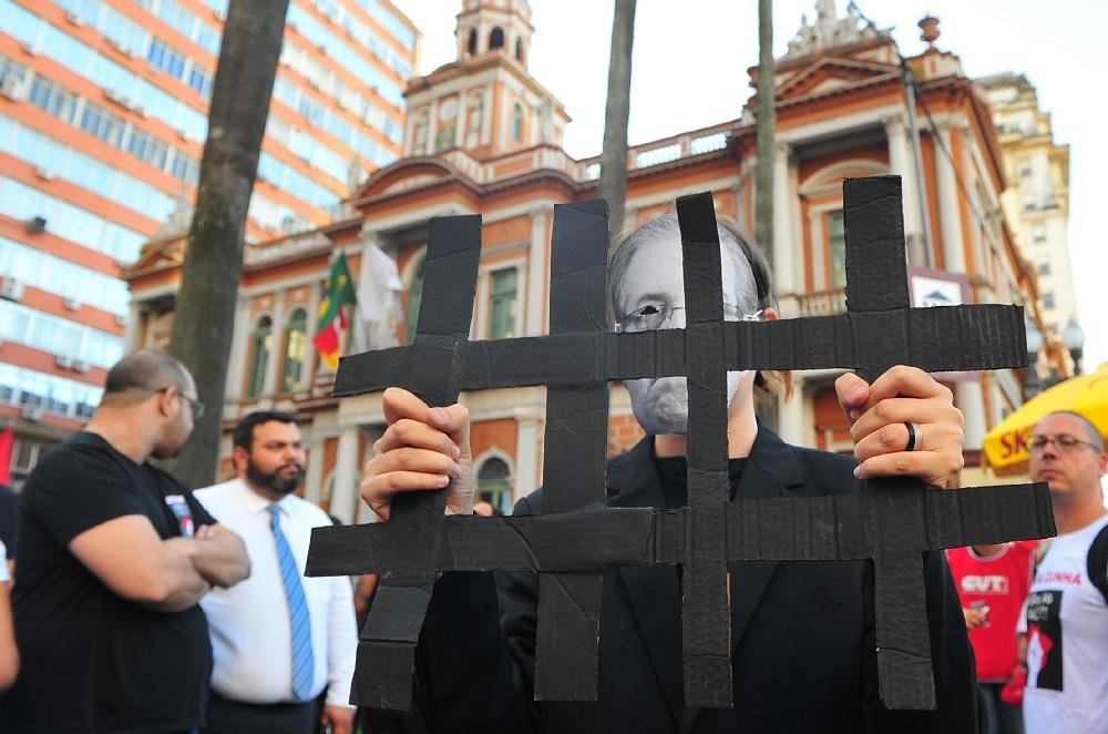 Manifesta&ccedil;&atilde;o pede a cassa&ccedil;&atilde;o do deputado Eduardo Cunha e mudan&ccedil;as na pol&iacute;tica econ&ocirc;mica