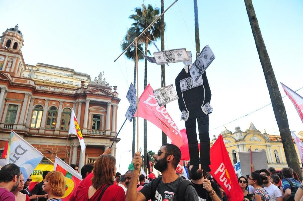 Cerca de mil pessoas caminharam pela regi&atilde;o central com os gritos de "n&atilde;o vai ter golpe, vai ter luta"