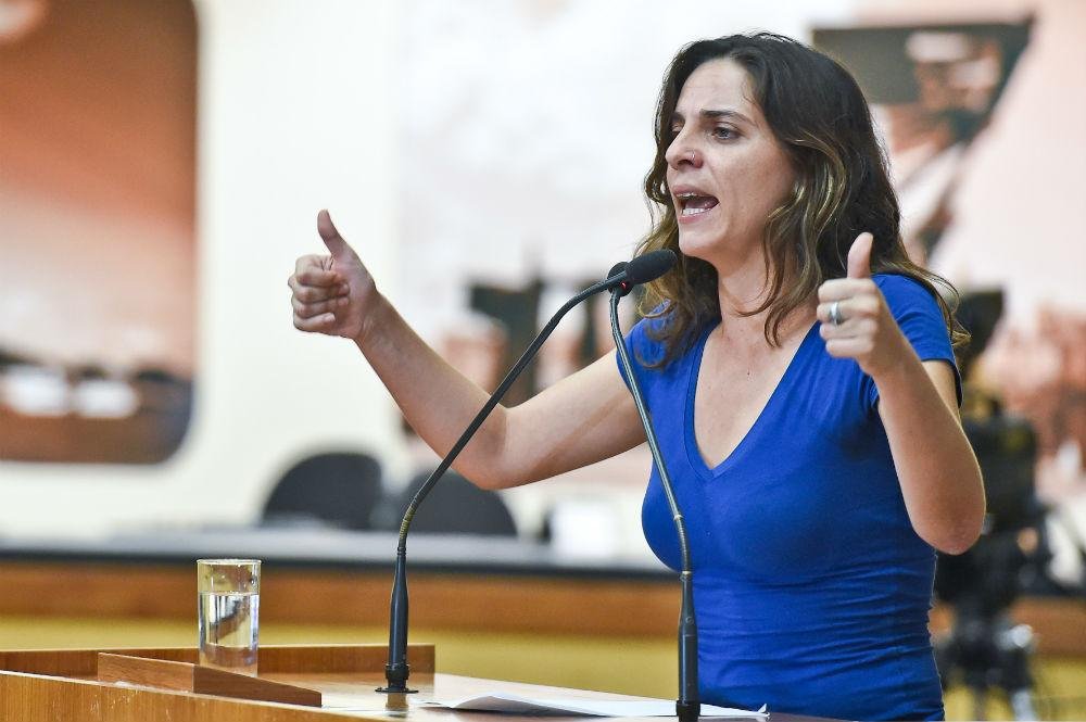 Fernanda Melchionna protestou contra "trucul&ecirc;ncia" de policiais durante manifesta&ccedil;&atilde;o em frente &agrave; AL