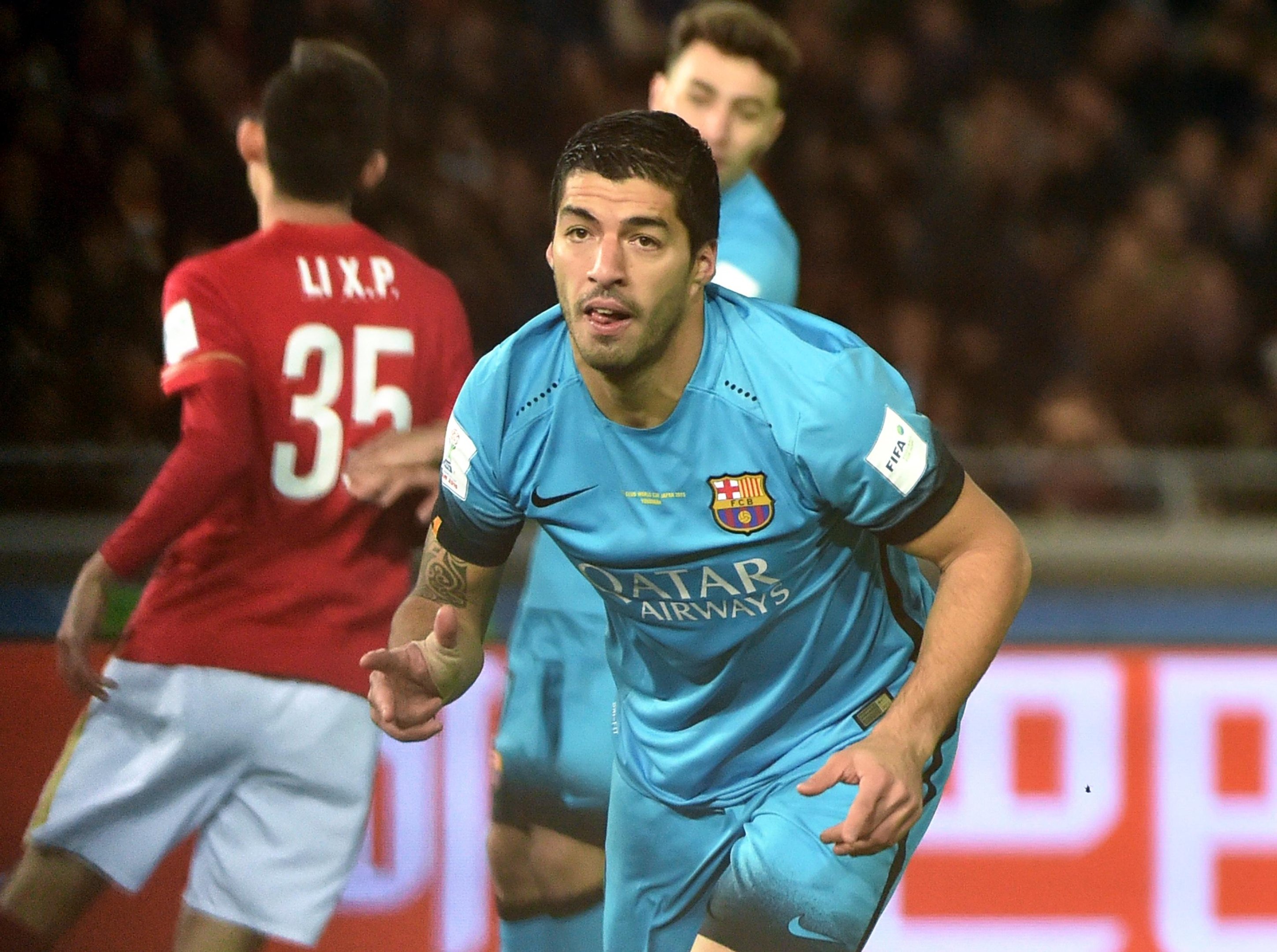 Su&aacute;rez fez tr&ecirc;s gols para o Barcelona