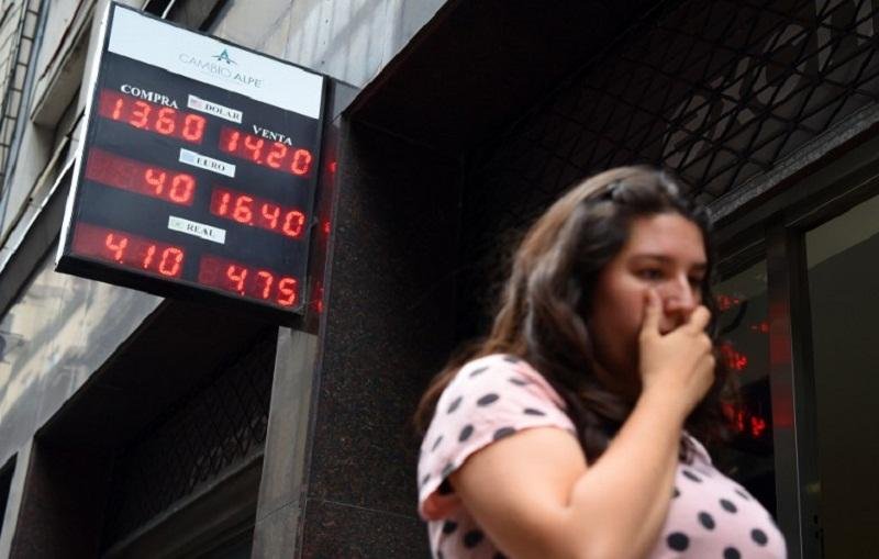 Peso argentino despenca no primeiro dia sem controle cambial