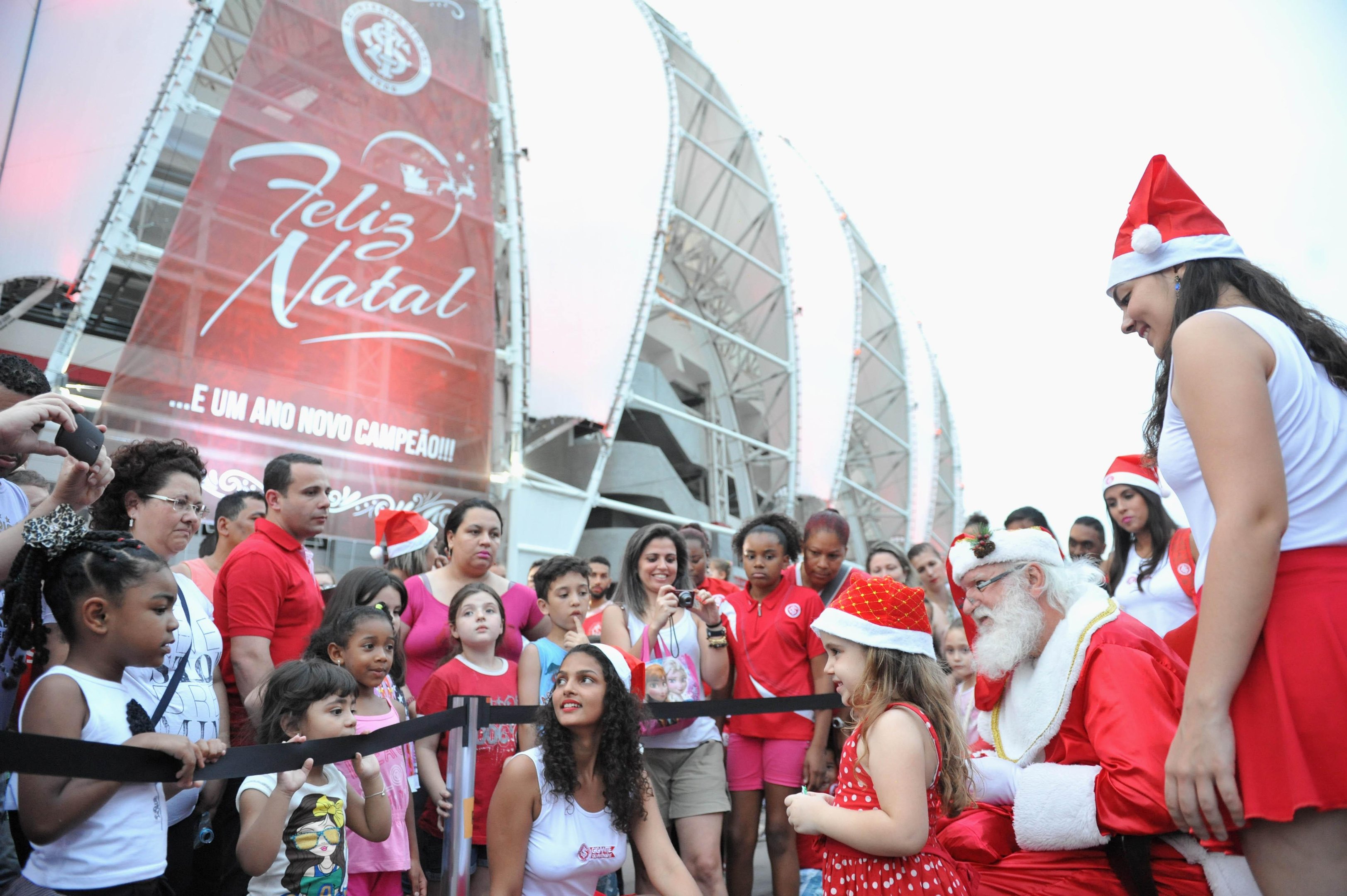 Papai Noel compareceu em festa toda vermelha para os colorados