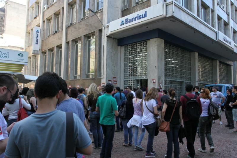 Banrisul deposita 13&ordm; sal&aacute;rio apenas a servidores sem pend&ecirc;ncias 