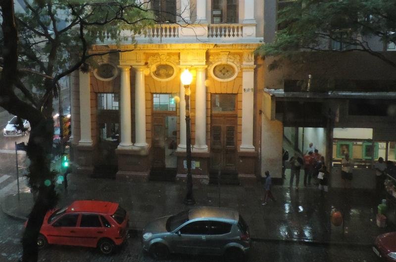 C&eacute;u escureceu no come&ccedil;o da tarde e l&acirc;mpadas foram acesas