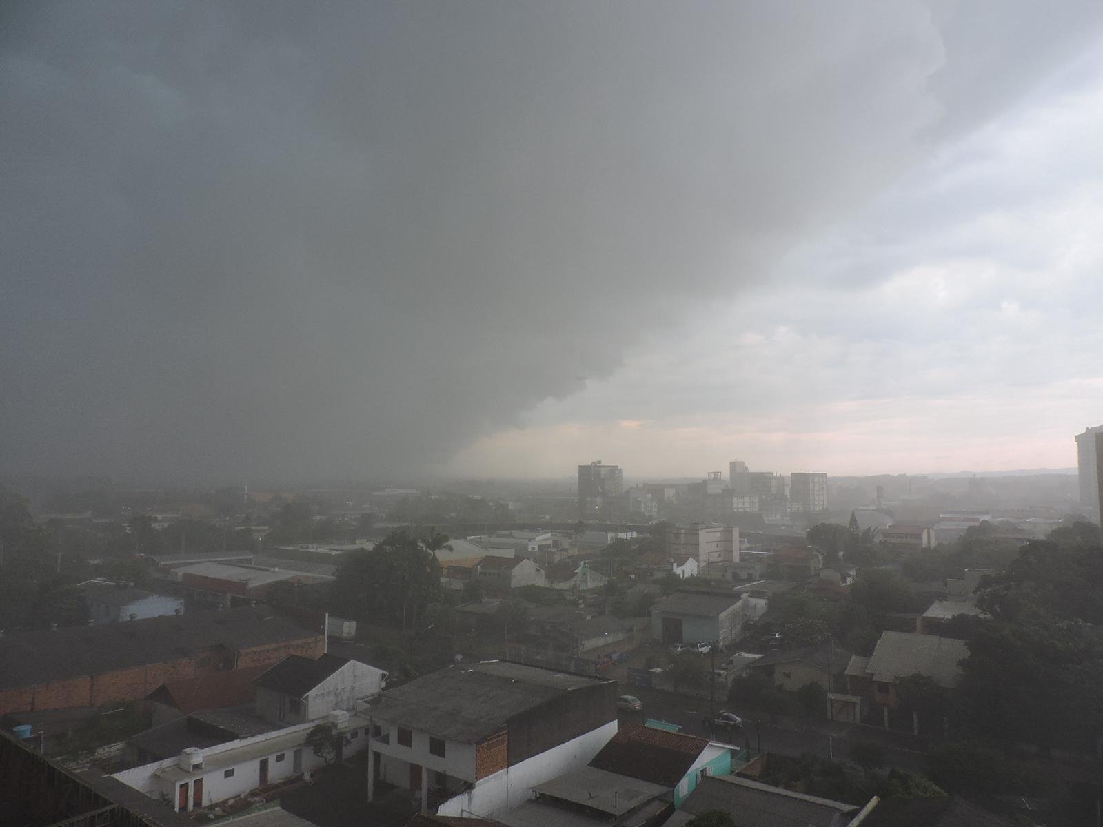 Munic&iacute;pios vizinhos, como Gravata&iacute;, Esteio e Cachoeirinha, tamb&eacute;m foram atingidos por temporal na tarde desta sexta-feira