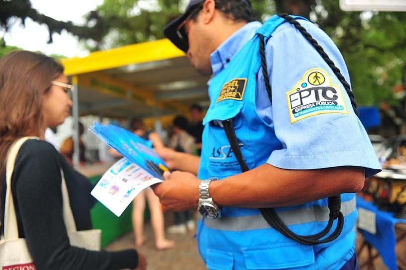 Agentes da EPTC entregaram cartilhas com dicas para condutores, pedestres e ciclistas