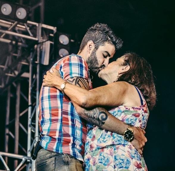 Cantor estava sempre homenageando a m&atilde;e nas redes sociais