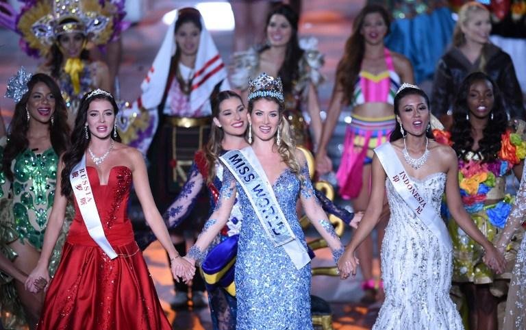 Modelo espanhola de 23 anos &eacute; coroada Miss Mundo na China
