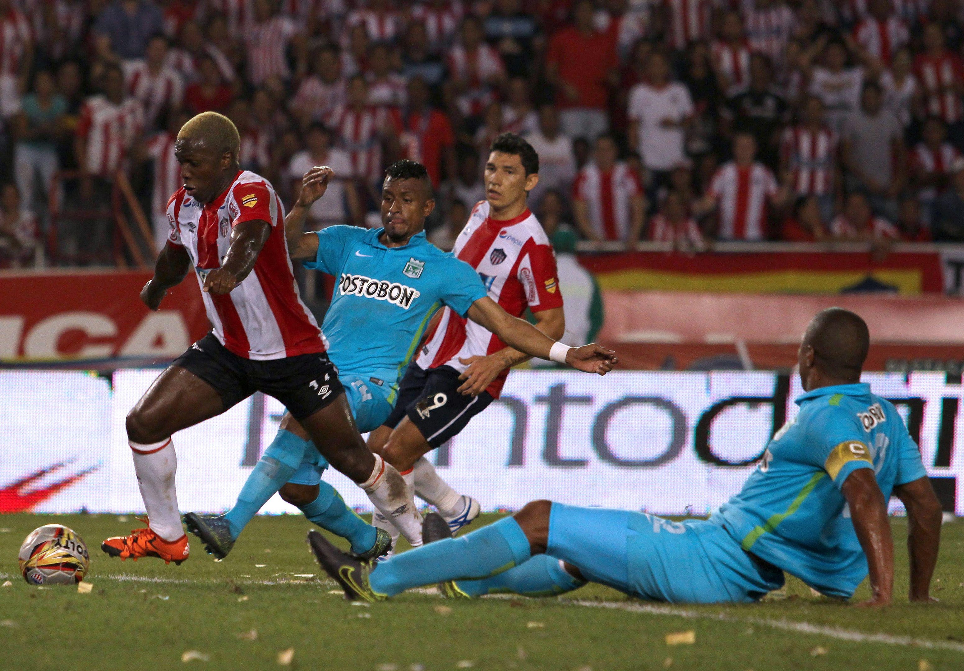 Junior de Barranquila (de vermelho e branco) venceu primeiro jogo na Col&ocirc;mbia