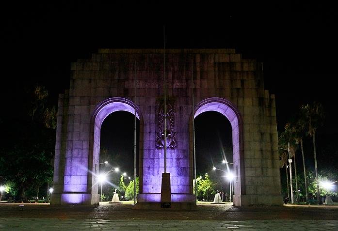 Monumento ao Expedicion&aacute;rio recebeu ilumina&ccedil;&atilde;o c&ecirc;nica colorida