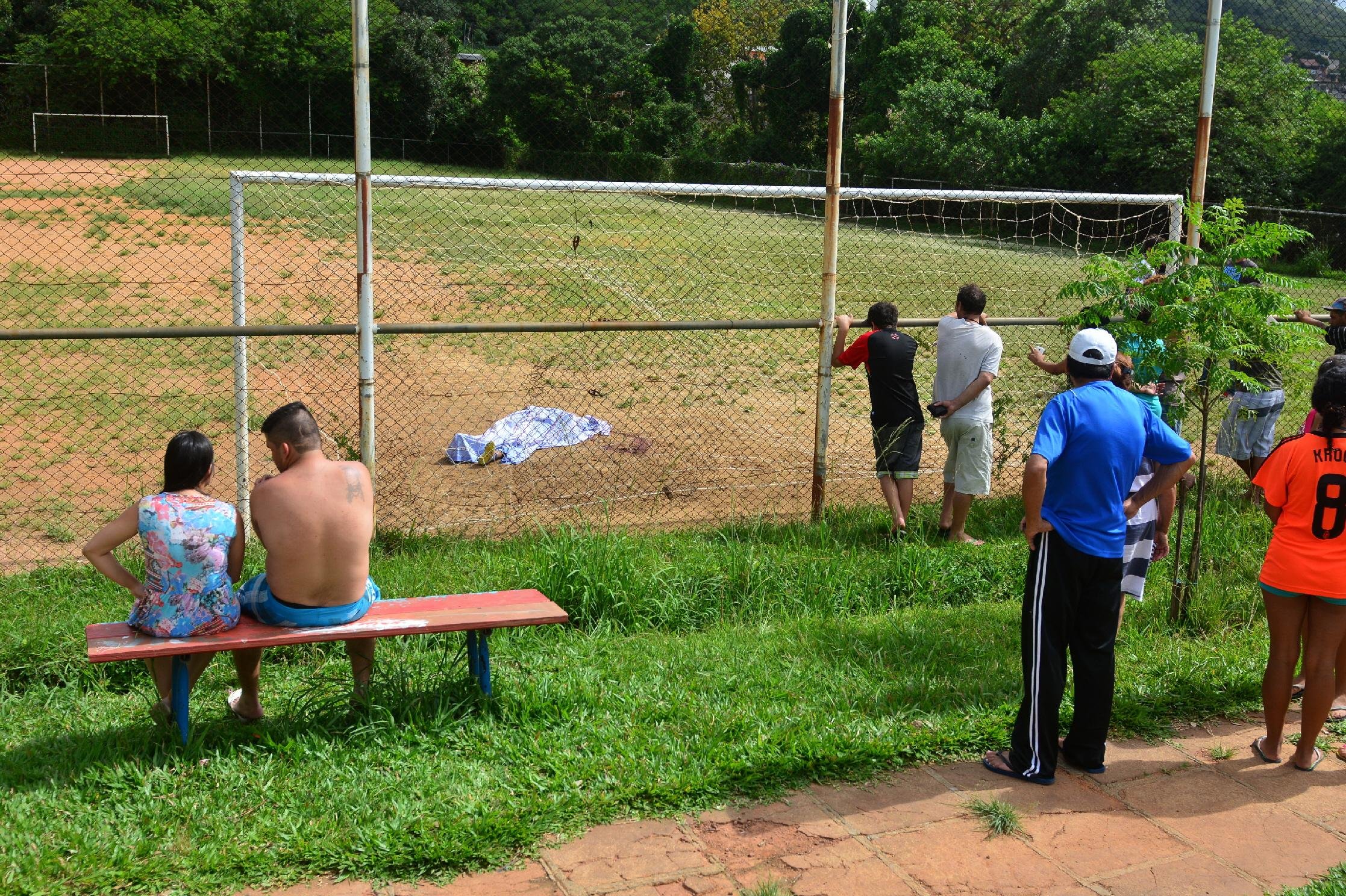 V&iacute;tima foi alvejada por dois criminosos em pra&ccedil;a do bairro Alto Petr&oacute;polis