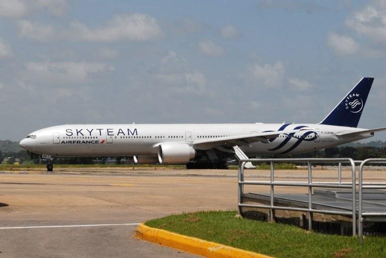 Casal &eacute; detido por bomba falsa em voo da Air France