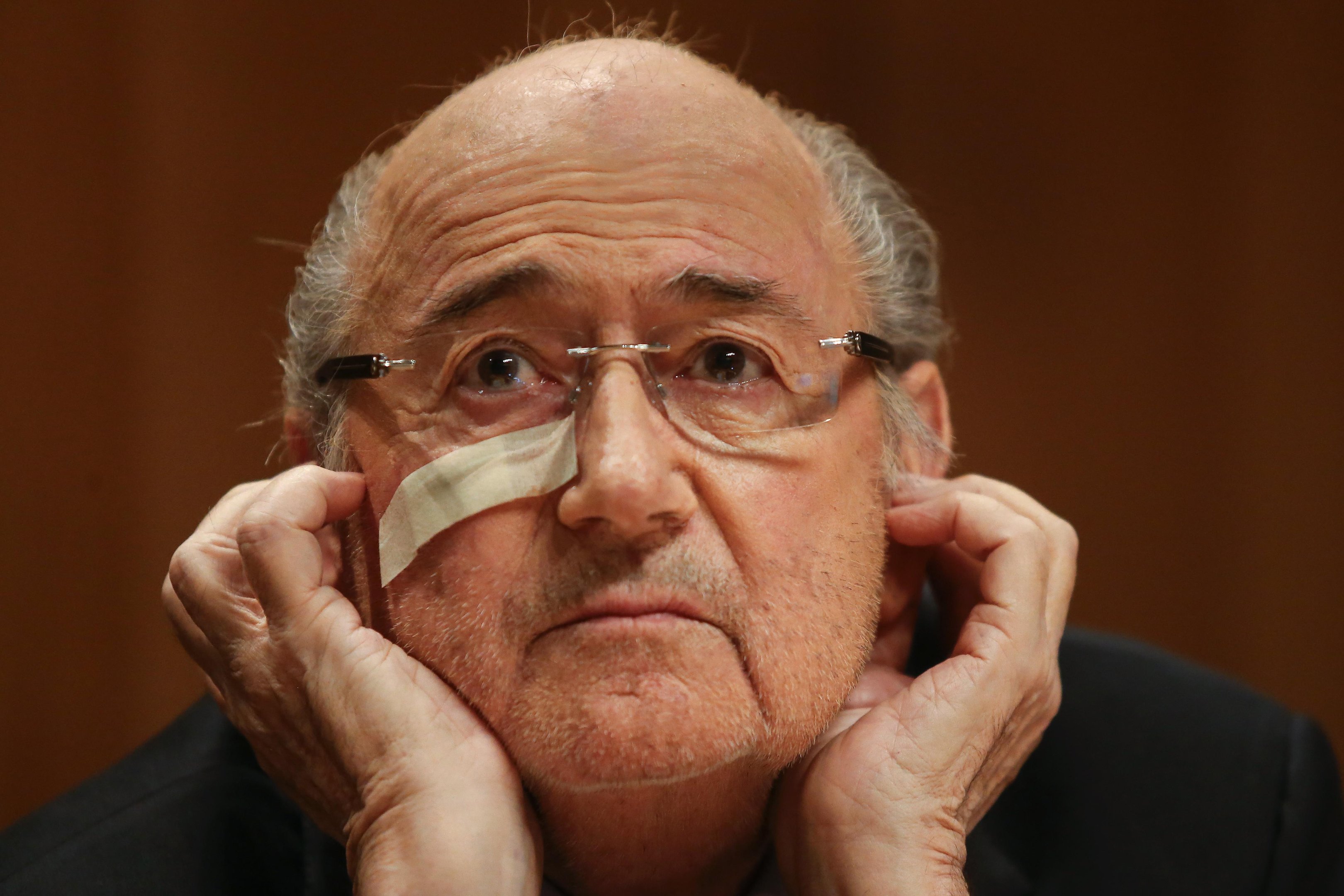 Blatter foi suspenso por oito anos do futebol