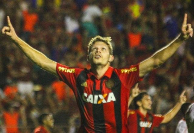 Corinthians anuncia a contrata&ccedil;&atilde;o do meia Marlone, que assina por 4 temporadas