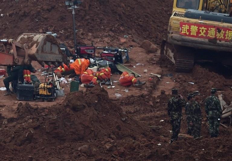 China recupera primeiro corpo de v&iacute;tima de deslizamento de terra