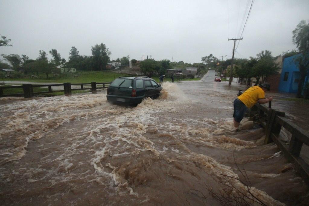 Chuva alagou vias em Livramento