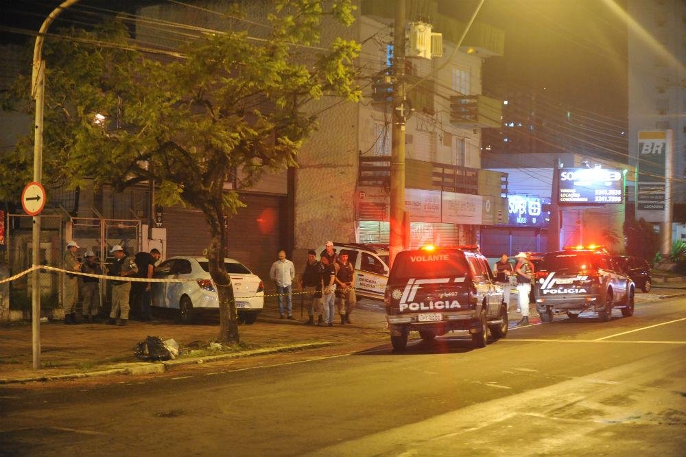 Homem teria tentado jogar carro em cima de policial