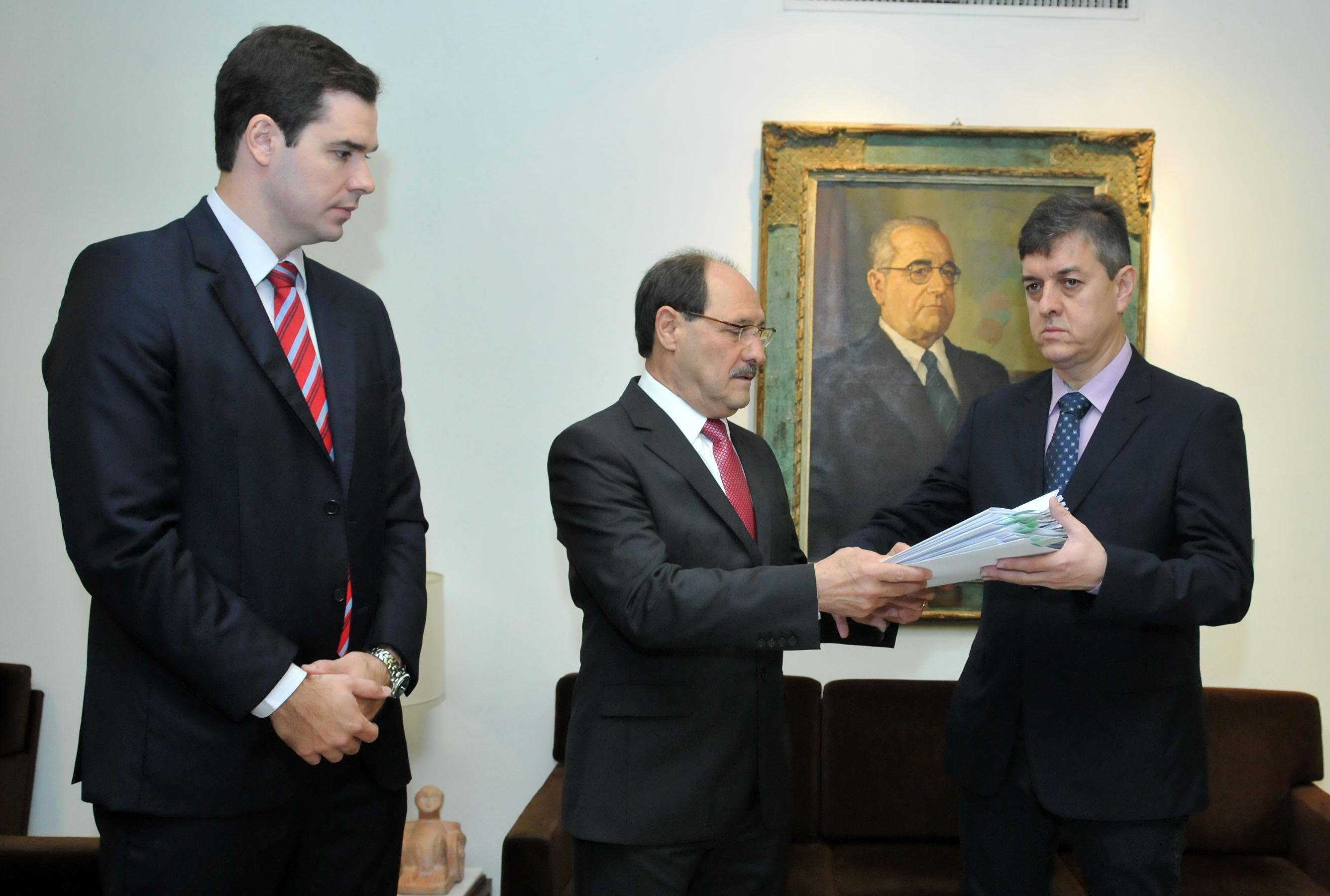 Sartori entrega &agrave; Assembleia Legislativa pedido de convoca&ccedil;&atilde;o extraordin&aacute;ria