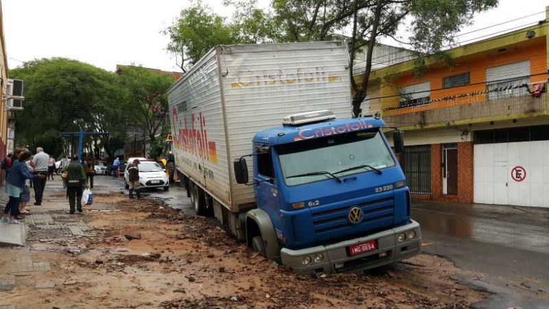 Asfalto cede e caminh&atilde;o afunda em buraco em Livramento 