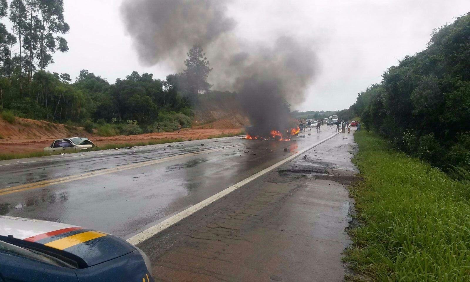 Carro pega fogo ap&oacute;s colis&atilde;o e homem morre na BR 116
