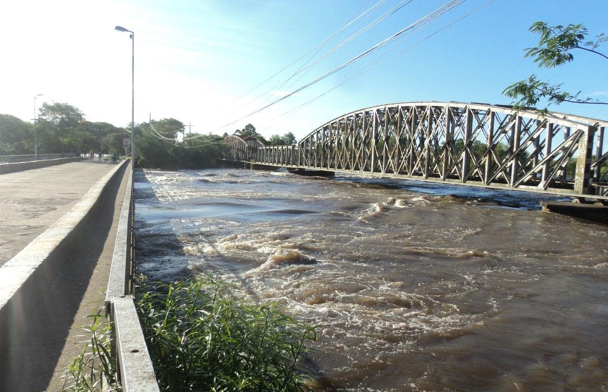 Em Alegrete, ponte Borges de Medeiros foi bloqueada em raz&atilde;o das chuvas