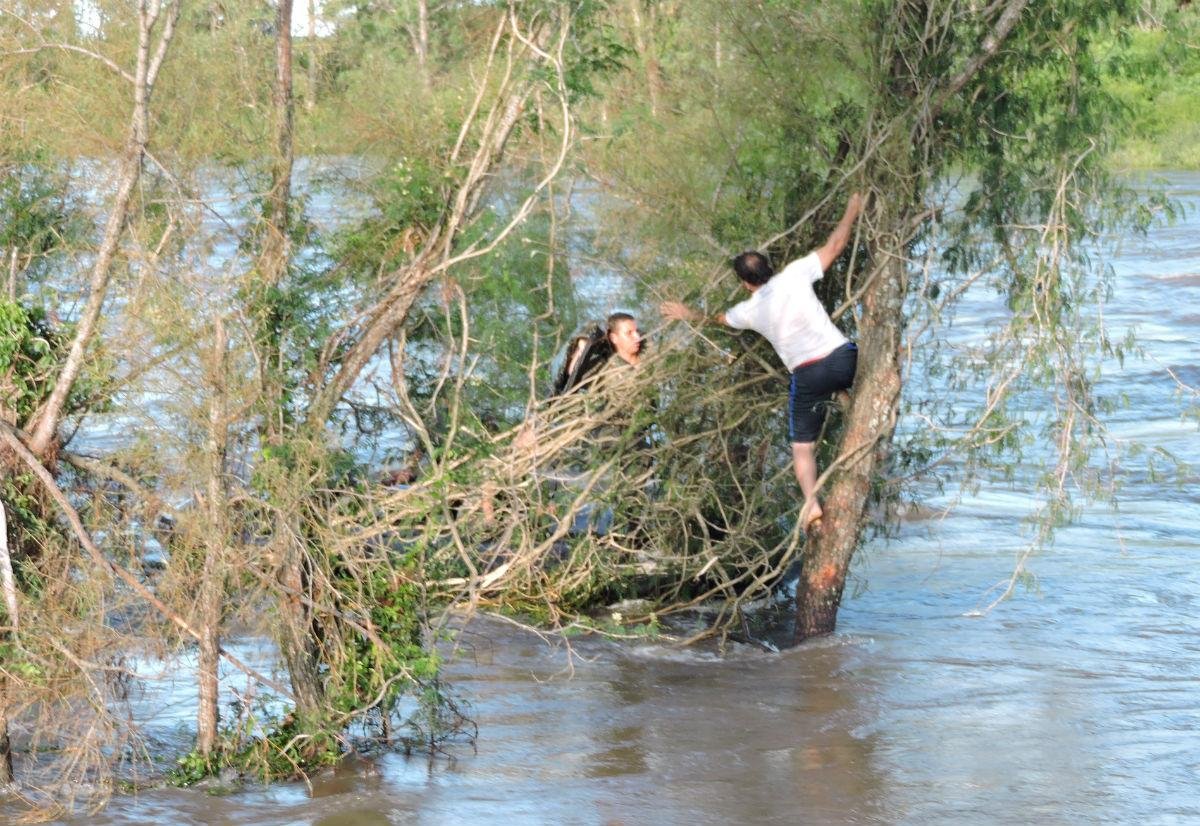 Oito pessoas s&atilde;o resgatadas de rio em Alegrete