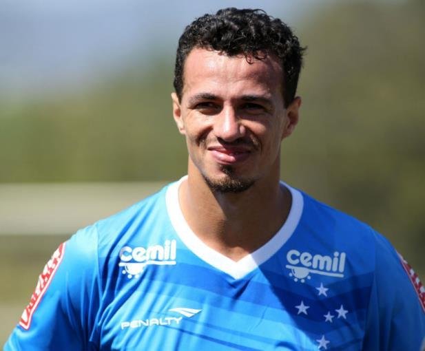 Leandro Dami&atilde;o estuda propostas para 2016