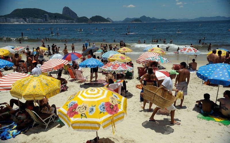 Sensa&ccedil;&atilde;o t&eacute;rmica supera 44 graus no Rio e praias ficam lotadas