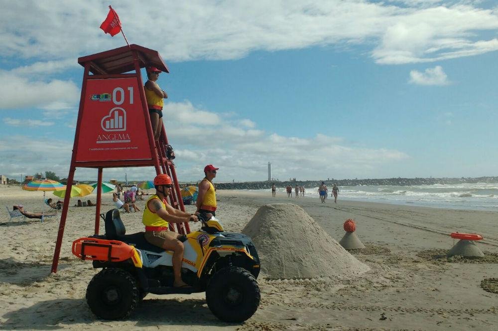 Salva-vidas de Torres testaram um quadriciclo, que ficar&aacute; at&eacute; o fim do feriado de Reveillon em Tramanda&iacute;