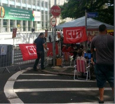 Sindicalistas e servidores ocupam Pra&ccedil;a da Matriz em dia de vota&ccedil;&atilde;o