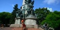 Cinco profissionais revesaram trabalho de tirar as pichações nos monumentos da praça 