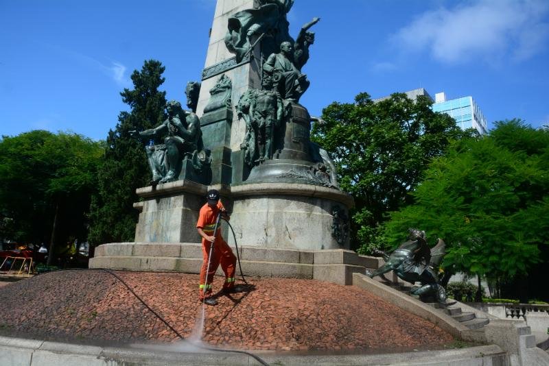 Cinco profissionais revesaram trabalho de tirar as picha&ccedil;&otilde;es nos monumentos da pra&ccedil;a 