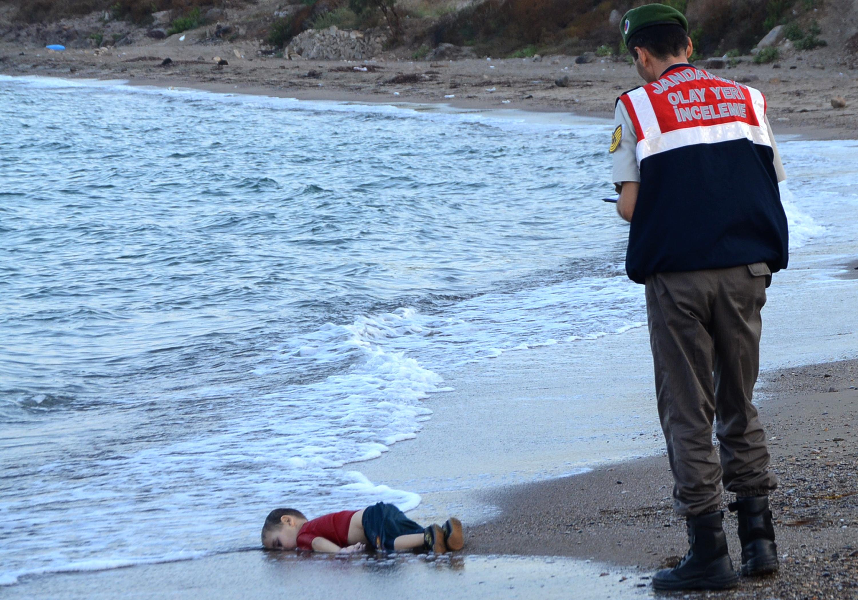 Foto do corpo do menino s&iacute;rio Aylan Kurdi em uma praia chocou o mundo