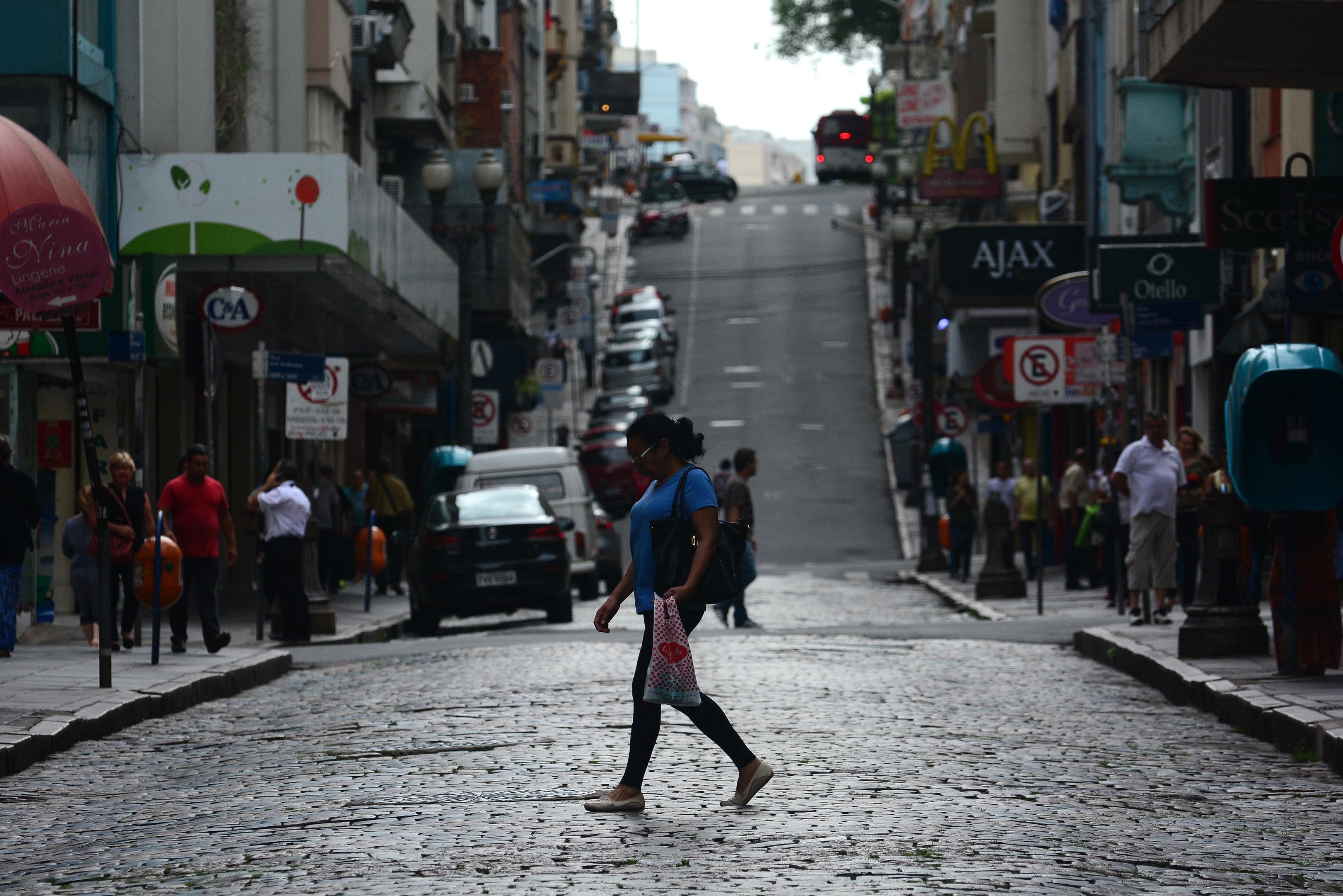 Poucos clientes sa&iacute;ram em busca de presentes atrasados e descontos