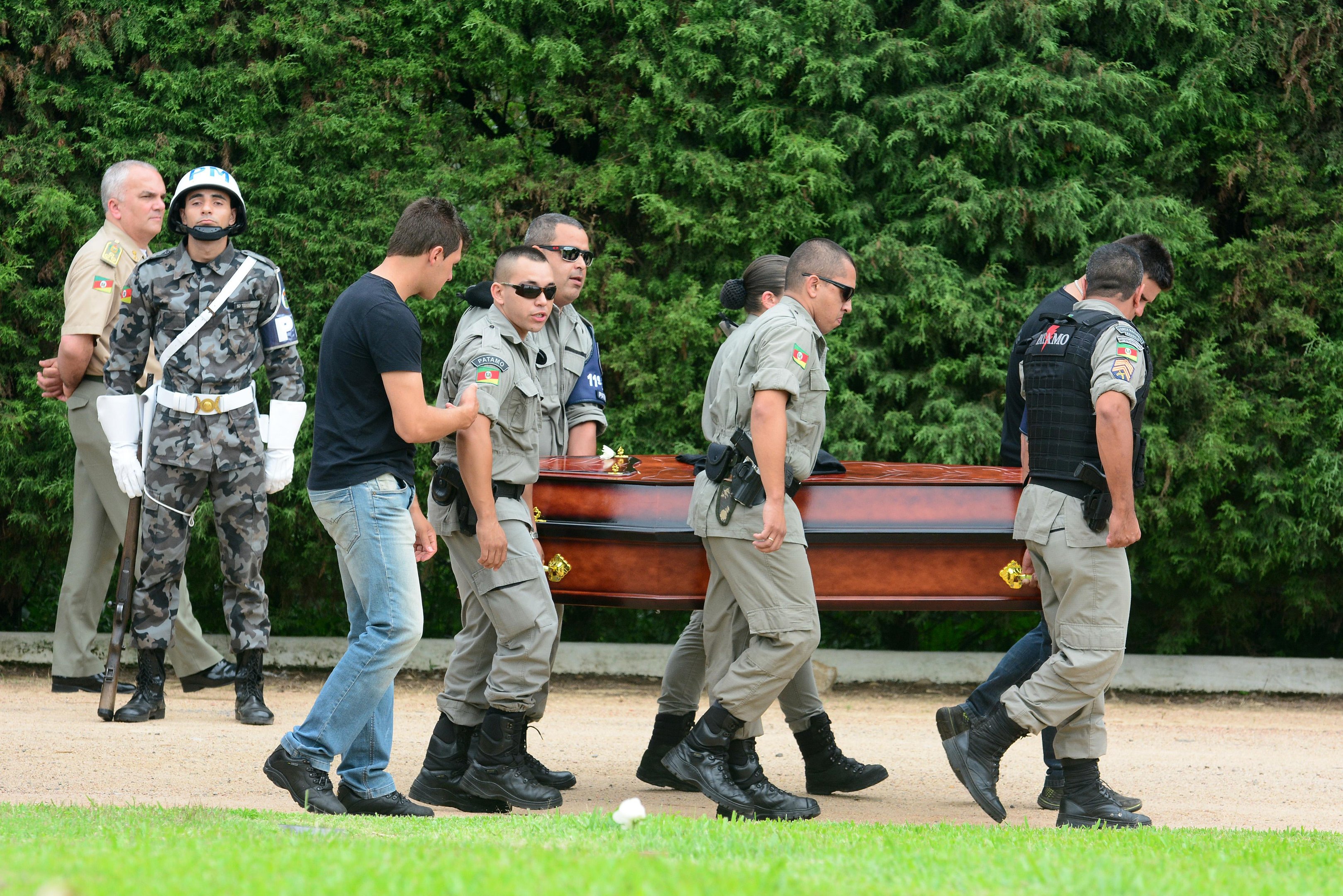 Centenas de pessoas acompanham sepultamento de PM