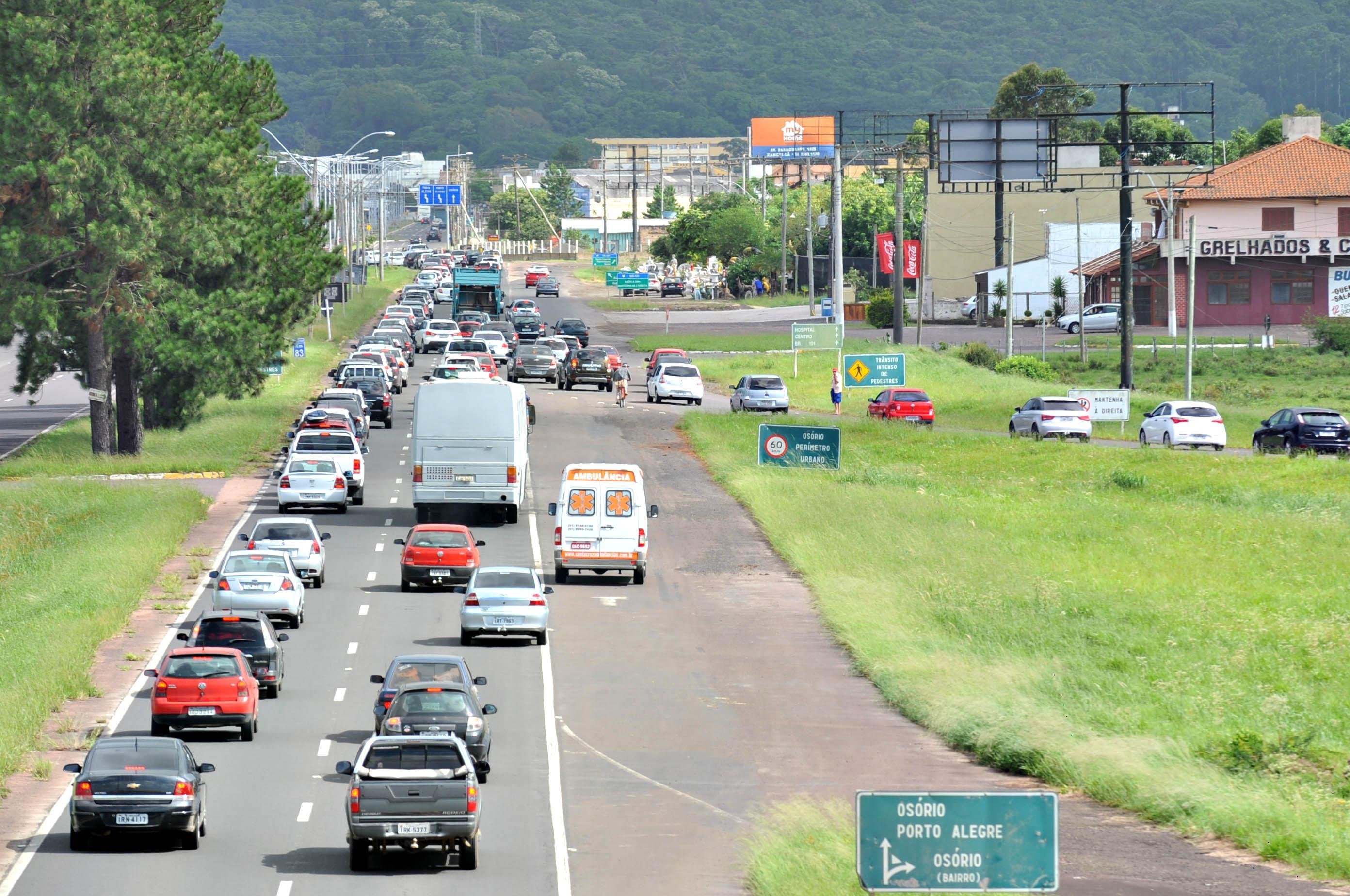 Movimento &eacute; intenso na freeway na volta do feriado