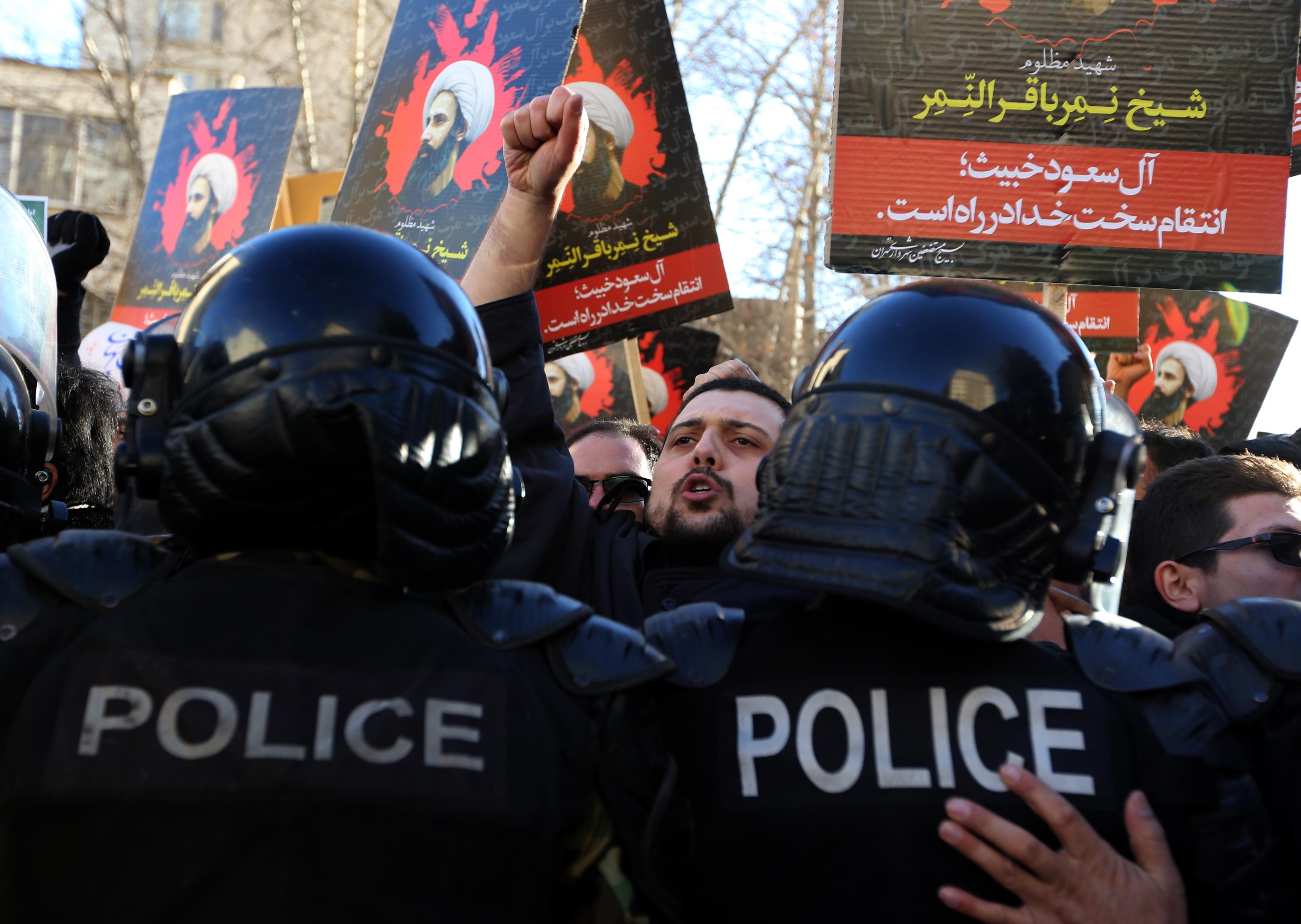 Iranianos s&atilde;o contidos pela policia durante protesto contra execu&ccedil;&atilde;o de cl&eacute;rigo xiita