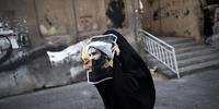 Mulher corre com poster de clérigo executado no Bahrein