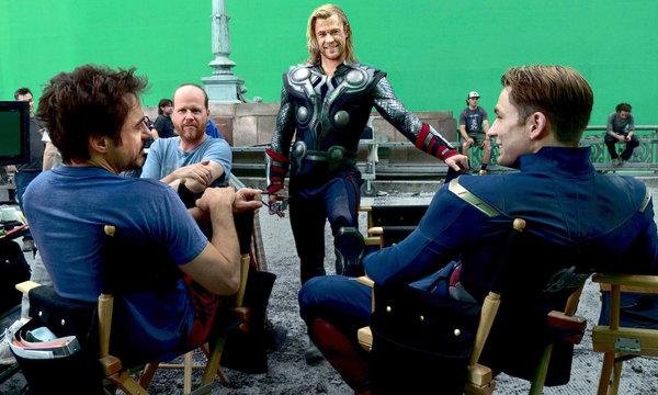 Robert Downey Jr., o diretor Joss Whedon, Chris Hemsworth e Chris Evans no set de "Vingadores"