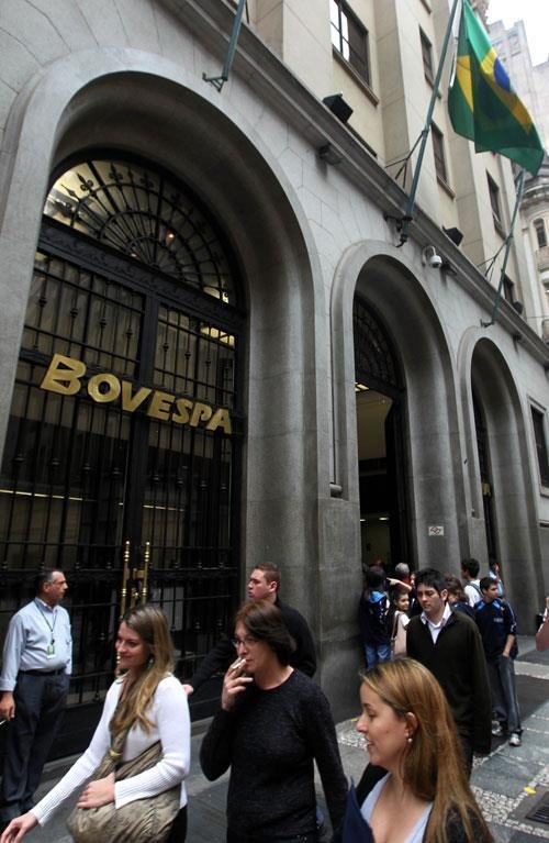D&oacute;lar comercial oscila acima de R$ 4