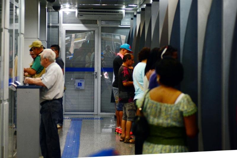 Bancos reabrem com filas na Capital