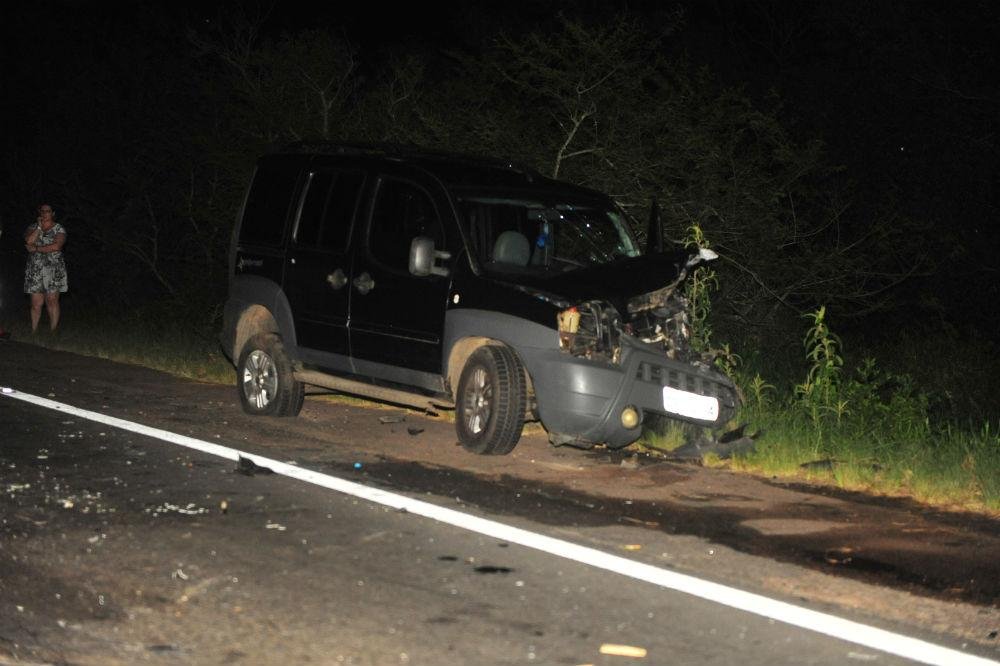 Fiat Uno e Fiat Dobl&oacute; colidiram no km 48 da ERS 040 na noite desta segunda-feira