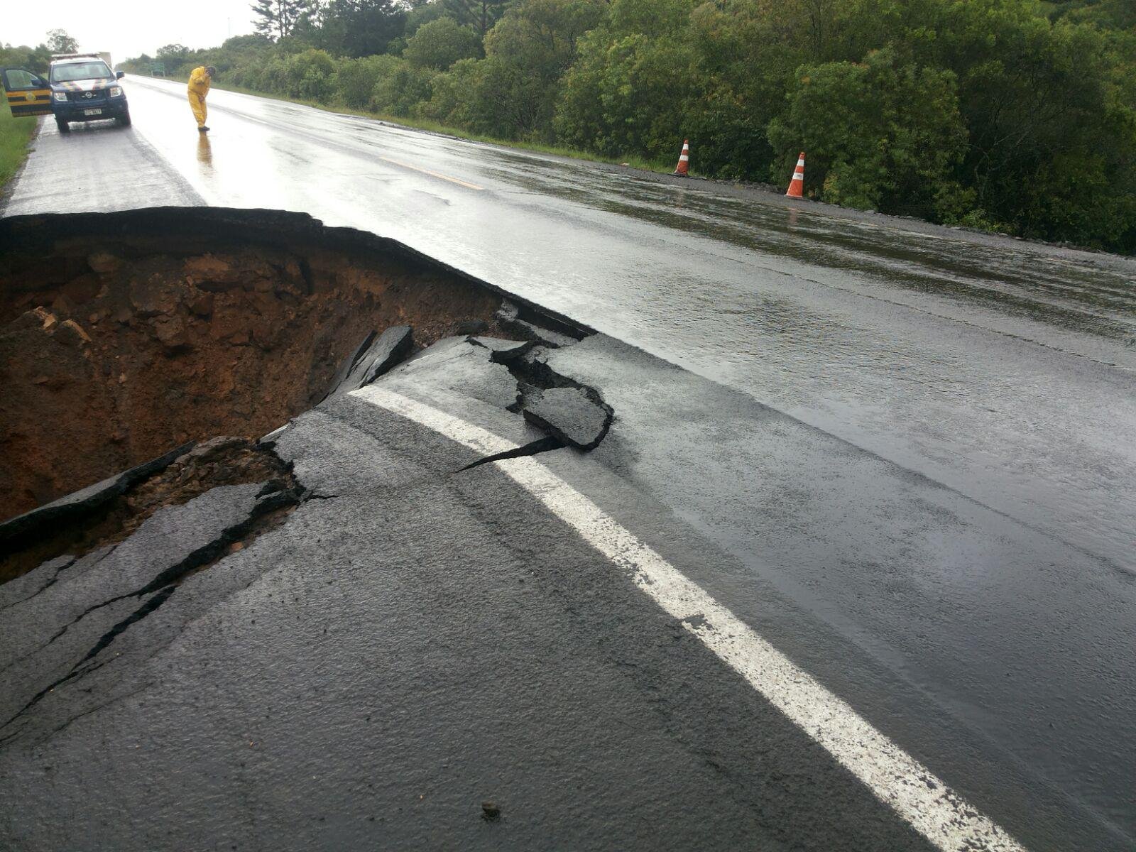 Parte do asfalto desmoronou na BR 158